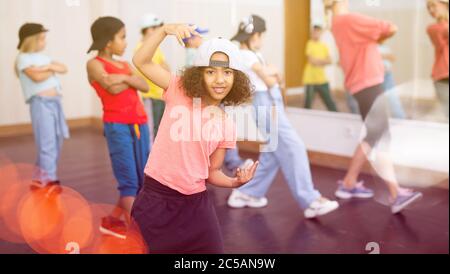 Nette afro-amerikanische Mädchen Hip Hop Tänzerin Training mit Freunden im Tanzzentrum Stockfoto