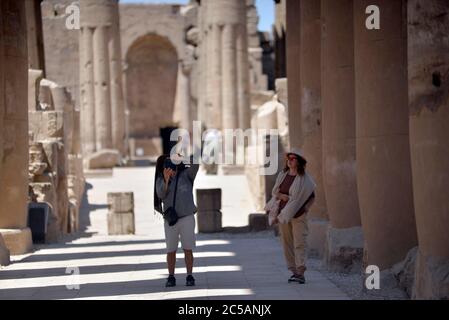 Luxor, Ägypten. Juli 2020. Touristen besuchen Tempel von Luxor in Luxor, Ägypten, am 1. Juli 2020. Ägypten hat am Mittwoch das Ägyptische Museum, die Pyramiden von Gizeh und den Luxor-Tempel zum ersten Mal seit der Schließung von COVID-19 im März wiedereröffnet. Quelle: Str/Xinhua/Alamy Live News Stockfoto