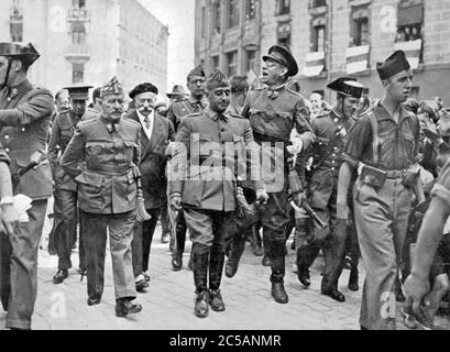 DER SPANISCHE BÜRGERKRIEG General Franco besucht das Hauptquartier der Nordfront in Burgos, August 1936. Rechts von ihm ist General Cavalcanti und links von ihm in Brille General Emilio Vidal, nationalistischer Kommandeur im Norden. Gleich hinter Franco in Uniform steht General Francisco Bahamonde. Stockfoto