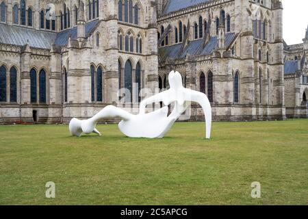 Liegende Figurenskulptur aus Fiberglas von Henry Moore Stockfoto