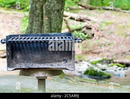 Horizontale Nahaufnahme eines gut benutzten öffentlichen Grills direkt auf. Stockfoto