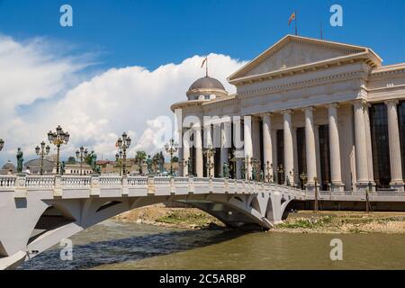 Museum für Archäologie und Brücke in Skopje an einem schönen Sommertag, Republik Mazedonien Stockfoto