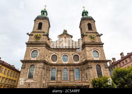 St. Jakob Kathedrale in Innsbruck an einem schönen Sommertag, Österreich Stockfoto