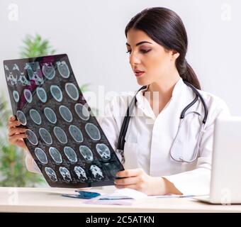 Die Ärztin Radiologen mit x-ray kann Bild Stockfoto