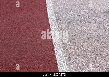 Sportstrecke Tarmac Beschichtung mit Markierungen und zwei Zonen der weißen und roten Farbe Nahaufnahme der Oberfläche. Stockfoto