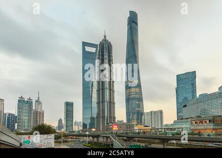 Blick auf Wolkenkratzer im Shanghai Pudong Bezirk bei Tag im Sommer Stockfoto