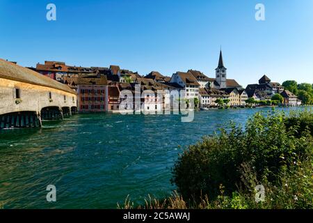 Diessenhofen am Hochrhein: Blick auf die Altstadt mit überdachter Rheinbrücke, Kanton Thurgau, Schweiz Stockfoto