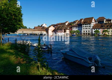 Diessenhofen am Hochrhein: Blick auf die Altstadt mit überdachter Rheinbrücke, Kanton Thurgau, Schweiz Stockfoto