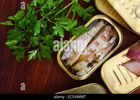 Bild von köstlich verzinntem Makrelenfilet in Sonnenblumenöl Stockfoto