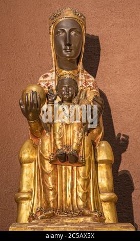 BARCELONA, SPANIEN - 3. MÄRZ 2020: Die geschnitzte Skulptur der Madonna - Nuestra Senora de Montserrat in der Kirche Iglesia de Belen. Stockfoto