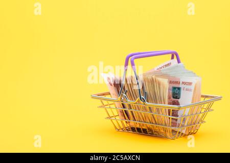 Im Einkaufswagen befinden sich russische Banknoten von fünftausend Rubel Stockfoto