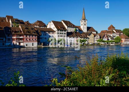 Diessenhofen am Hochrhein: Blick auf die Altstadt mit Pfarrkirche St. Dionysius, Kanton Thurgau, Schweiz Stockfoto