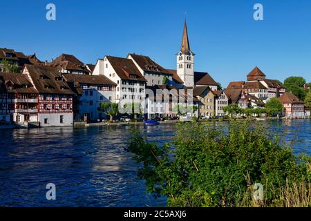 Diessenhofen am Hochrhein: Blick auf die Altstadt mit Pfarrkirche St. Dionysius, Kanton Thurgau, Schweiz Stockfoto