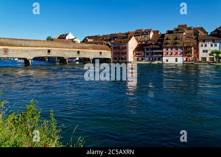 Diessenhofen am Hochrhein: Blick auf die Altstadt mit überdachter Rheinbrücke, Kanton Thurgau, Schweiz Stockfoto