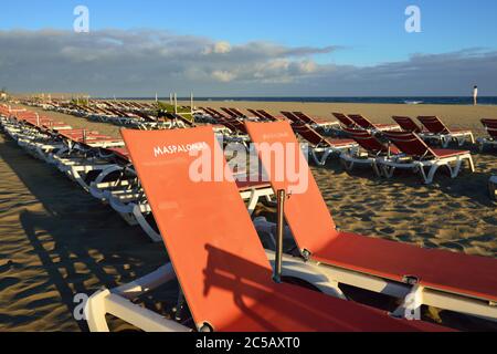 Sonnenbank am beliebtesten öffentlichen Strand von Maspalomas auf Gran Canaria bei Sonnenuntergang. Playa del Ingles, Maspalomas, Kanarische Inseln, Spanien Stockfoto