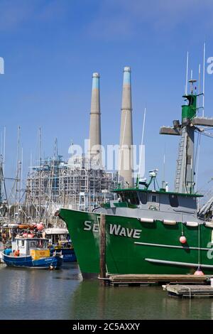 Moss Landing Kraftwerk & Bootshafen, Monterey County, Kalifornien, USA Stockfoto