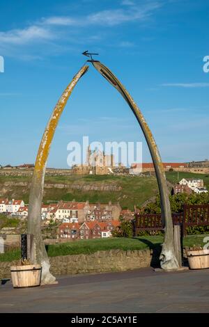 Whitby Whale Bones mit der Kirche der Heiligen Maria durch den Bogen gesehen Stockfoto