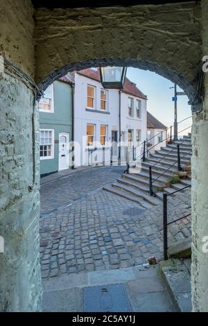 Blick von der Kiln Alley Gasse am Fuße der 199 Steps, Whitby, North Yorkshire Stockfoto