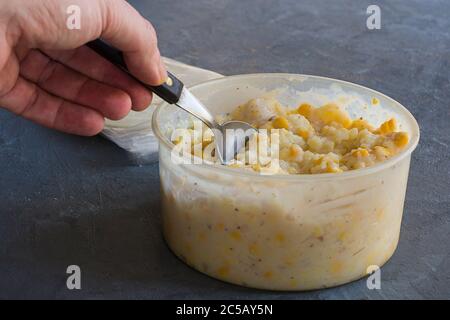 Sahne Mais. Füllung für Empanadas . Traditionelle argentinische Küche Stockfoto