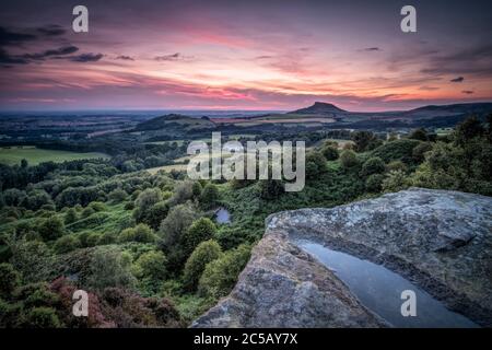 Abendansicht des Roseberry Topping vom Cockshaw Hill im North York Moors National Park Stockfoto