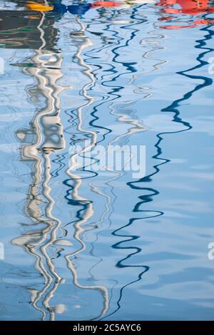 Spiegelungen von Bootsmasten im Scarborough Harbour Stockfoto