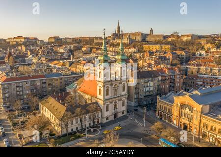 Luftdrohne Aufnahme der Fassade der St. Anne Pfarrkirche während des Budapester Sonnenaufgangs Stockfoto