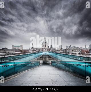 London Millennium Bridge, ersetzt Himmel durch dramatischen Himmel Stockfoto