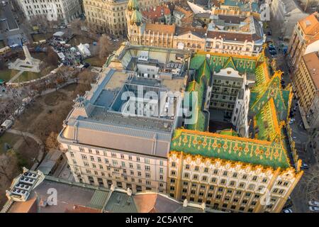 Luftdrohne Aufnahme von Art Nouveau Stil Dach in Budapest Liberty Squaare Stockfoto