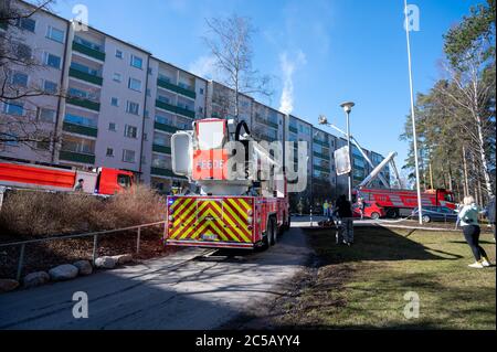 Helsinki / Finnland - 5. APRIL 2020: Ein großer Brand in einem Wohngebäude in Munkkiniemi, die Stadtfeuerwehr von Helsinki, reagierte mit 15 Einheiten. Stockfoto