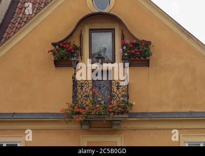 VINTAGE FENSTER AUS PRAG, TSCHECHISCHE REPUBLIK, SEPTEMBER 2019 Stockfoto