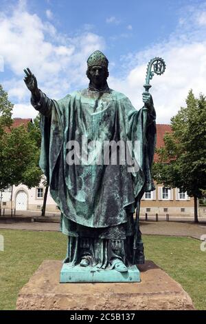 Bronzestatue des Bischofs Bernward von Hildesheim vor dem Hildesheimer Dom, Hildesheim, Niedersachsen, Deutschland Stockfoto