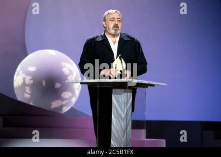 Schauspieler Raymond Burr, bekannt für seine Darstellung von Perry Mason in einer langen Fernsehserie bei einer Ace Preisverleihung um 1987 Stockfoto