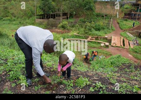Jean Paul, Besitzer der Liza Mühle mit älteren Tochter Liza, die er nannte die Mühle nach, jüngere Tochter Pamela, Frau Pacifique beide in ihrem Haus, die m Stockfoto