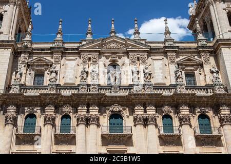 Detail der Skulpturen in der Fassade der historischen Kathedrale in Jaen, Spanien. Stockfoto