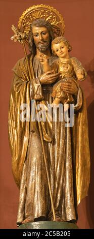 BARCELONA, SPANIEN - 3. MÄRZ 2020: Die geschnitzte polychrome Statue des heiligen Josef in der Kirche Nuestra Senora del Sagrado Corazon aus dem 19. Jh. Stockfoto