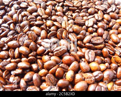 Horizontale Aufnahme der Kaffeebohnen nach dem Rösten Stockfoto