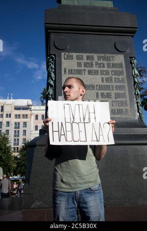 Moskau, Russland - 01. Juli 2020, Moskaus Protest gegen die "Nullsetzung" von Putins Präsidentschaftsbedingungen. Der Mensch hält ein Poster - Putin für immer Stockfoto