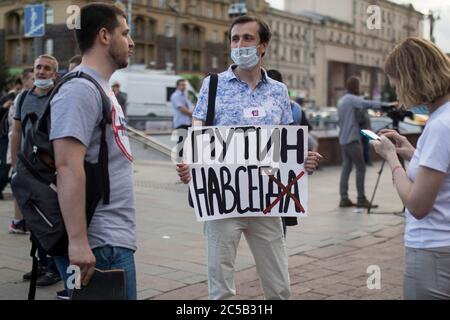 Moskau, Russland - 01. Juli 2020, Moskaus Protest gegen die "Nullsetzung" von Putins Präsidentschaftsbedingungen. Der Mensch hält ein Poster - Putin für immer Stockfoto