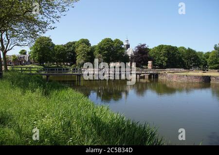 Brücke über den Burggraben zu den Ruinen von Egmond Castle oder Slot op den Hoef. Mit Wouter van Egmont (1293) und William II. Egmond aan den Hoef, Niederlande Stockfoto