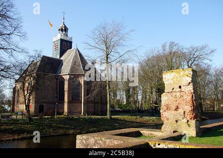 Alte Burgkapelle neben der Burgruine im niederländischen Dorf Egmond. Egmond aan den Hoef, Niederlande, 7. Februar 2020. Stockfoto