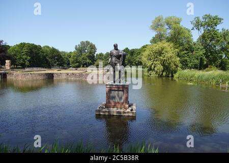 Alte Burgkapelle, Burgruine und Burggraben mit einer Bronzestatue des Grafen von Egmont (1522-1568). Egmond aan den Hoef, Niederlande, Mai 25 Stockfoto