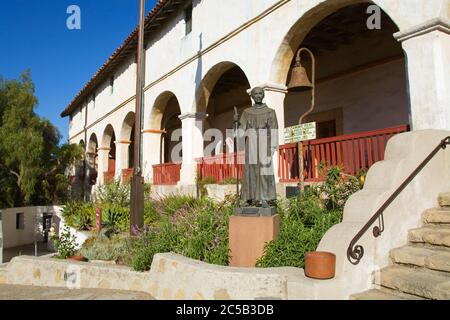 Pater Junipero Serra Statue, Old Mission Santa Barbara, Santa Barbara, Kalifornien, USA Stockfoto