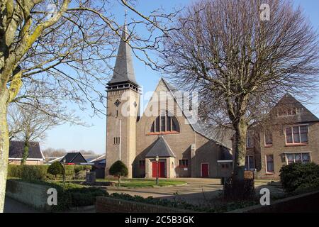 Römisch-katholische Kirche, Margaretha Maria Alacoque und Pfarrhaus im Jahr 1923 in der niederländischen Dorf Egmond aan den Hoef gebaut. Niederlande, 7. Februar 2020. Stockfoto