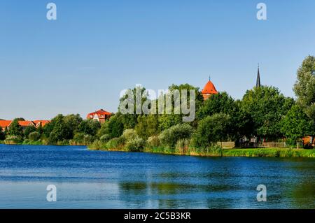 Dannenberg (Elbe): Blick über Thielenburger See auf Waldemarturm und Kirchturm St. Johannis, Landkreis Lüchow-Dannenberg, Niedersachsen Stockfoto