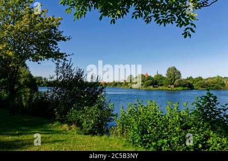 Dannenberg (Elbe): Blick über Thielenburger See auf Waldemarturm und Kirchturm St. Johannis, Landkreis Lüchow-Dannenberg, Niedersachsen Stockfoto