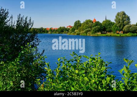 Dannenberg (Elbe): Blick über Thielenburger See auf Waldemarturm und Kirchturm St. Johannis, Landkreis Lüchow-Dannenberg, Niedersachsen Stockfoto