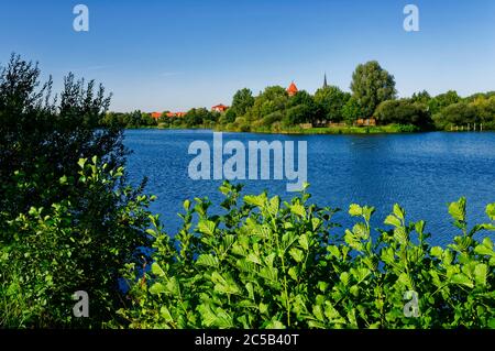 Dannenberg (Elbe): Blick über Thielenburger See auf Waldemarturm und Kirchturm St. Johannis, Landkreis Lüchow-Dannenberg, Niedersachsen Stockfoto