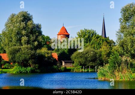 Dannenberg (Elbe): Blick über Thielenburger See auf Waldemarturm und Kirchturm St. Johannis, Landkreis Lüchow-Dannenberg, Niedersachsen Stockfoto