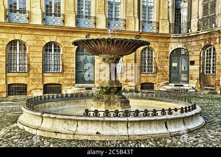 Alter Brunnen auf dem Albertas Platz aus dem 17. Jahrhundert in Aix-en-Provence, Frankreich Stockfoto