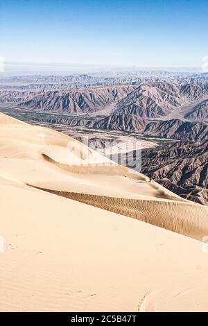 Man von einem Spaziergang auf Cerro Blanco, einer der höchsten Dünen der Welt gesehen. Nasca, Abteilung von Ica, Peru. Stockfoto